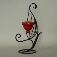 Mécsestartó, kovácsolt vas jellegű vázon, piros üveg csészével, kb. 30cm magas