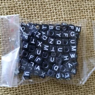 Betűgyöngy műanyag, 6mm fekete kocka, fehér betűk 25g