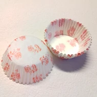 Muffin papír - FEHÉR, PIROS RÓZSÁS 10db/cs