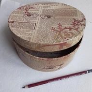 Karton doboz kerek, mintás 177*70mm magas (régi újságpapír minta)