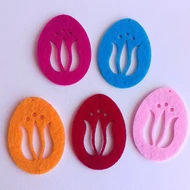 Filc dekorációs figura szett: Tojások tulipán mintával 5db*6cm 5szín