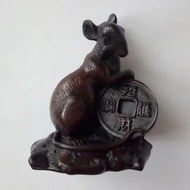 Halcsont-gyanta figura: Patkány kínai pénzzel 8,5cm