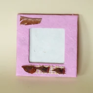 Papír képkeret (becsúsztatható), termés díszítéssel 5*5cm belsővel - pink
