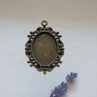 Fém medál alap 18*25mm ovál, negyed mintás leveles, bronz színű