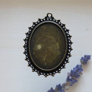 Fém medál alap 27*37mm ovál, "S" mintás-gyöngyös, bronz színű