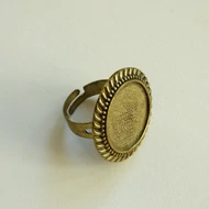Gyűrű alap, bronz színű, állítható 6-8mm széles szár, 20mm fodros foglalat