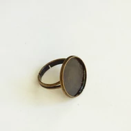 Gyűrű alap, bronz színű, állítható 3mm széles szár, 18mm foglalat
