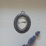 Fém medál alap 18*25mm ovál, "S" mintás kerettel, antikezüst színű