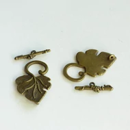 "T" kapocs szőlőlevél 36mm bronz színű
