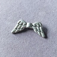 Fém dísz (átfűzhető köztes vagy medál) angyalszárny ezüst tollas 19mm