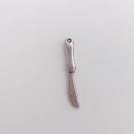 Fém medál ezüst színű kés 25*4mm