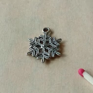 Fém medál - nikkel színű hópehely 18mm