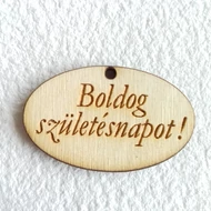 Fa tábla feliratos ovál 25*40mm egy lyukkal: "Boldog születésnapot!"