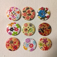 Fa gomb színes virágmintás 30mm véletlenszerű mintával