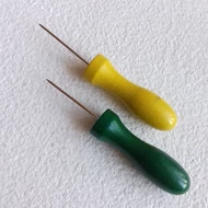 Perforáló tű (kiszúró, lyukasztó, lyuggató, ár) 80mm, fa nyéllel