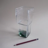 Üveg váza hasáb, öblösödő alul 6*6cm zöldes, fent 8*8cm