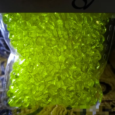 Kristály jellegű akril gyöngy gömb kb. 10g 4mm halványsárga