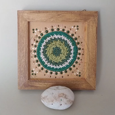 Horgolt mandala kép 16*16cm külső mérettel, fa keretben - barna, zöld