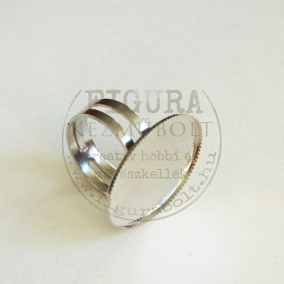 Gyűrű alap, ezüst színű, állítható 6-8mm széles szár, 18*25mm recés ovál foglalat
